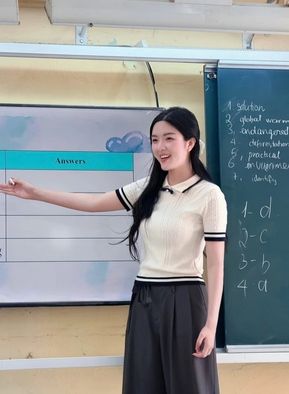 Bật mí sức hút của cô giáo tiếng Anh "nhà người ta": Vừa giỏi vừa duyên, thảo nào người xem "mê tít"! Bật mí sức hút của cô giáo tiếng Anh "nhà người ta": Vừa giỏi vừa duyên, thảo nào người xem "mê tít"!