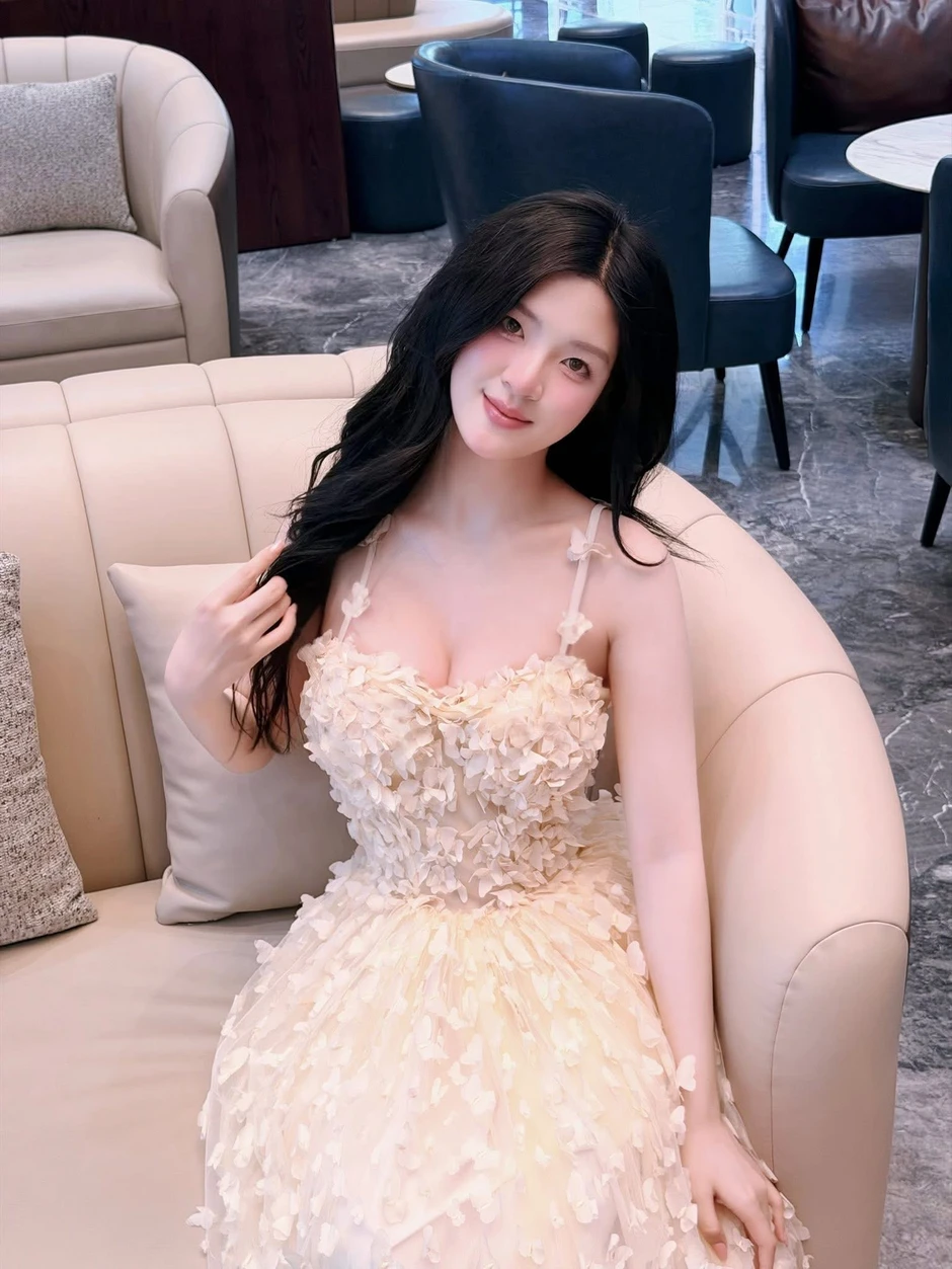 Bật mí sức hút của cô giáo tiếng Anh "nhà người ta": Vừa giỏi vừa duyên, thảo nào người xem "mê tít"! Bật mí sức hút của cô giáo tiếng Anh "nhà người ta": Vừa giỏi vừa duyên, thảo nào người xem "mê tít"!