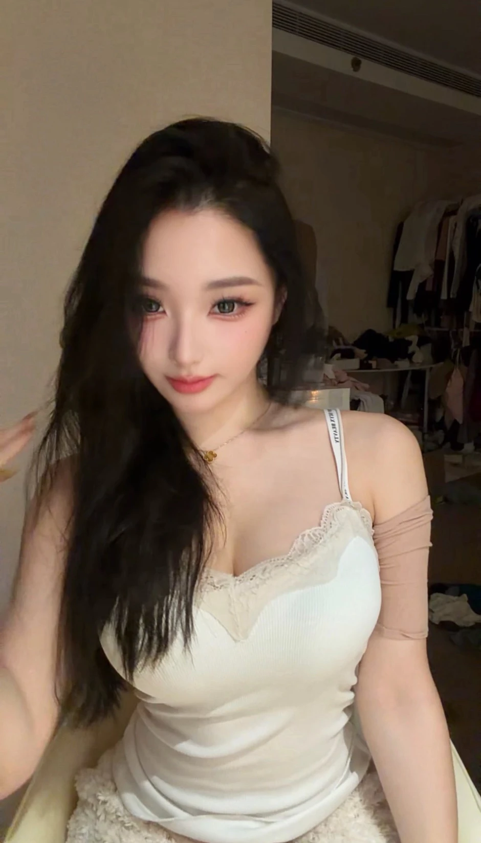 Bất ngờ xuất hiện ở Việt Nam, idol 2.7 triệu follow khiến dân tình "chao đảo"