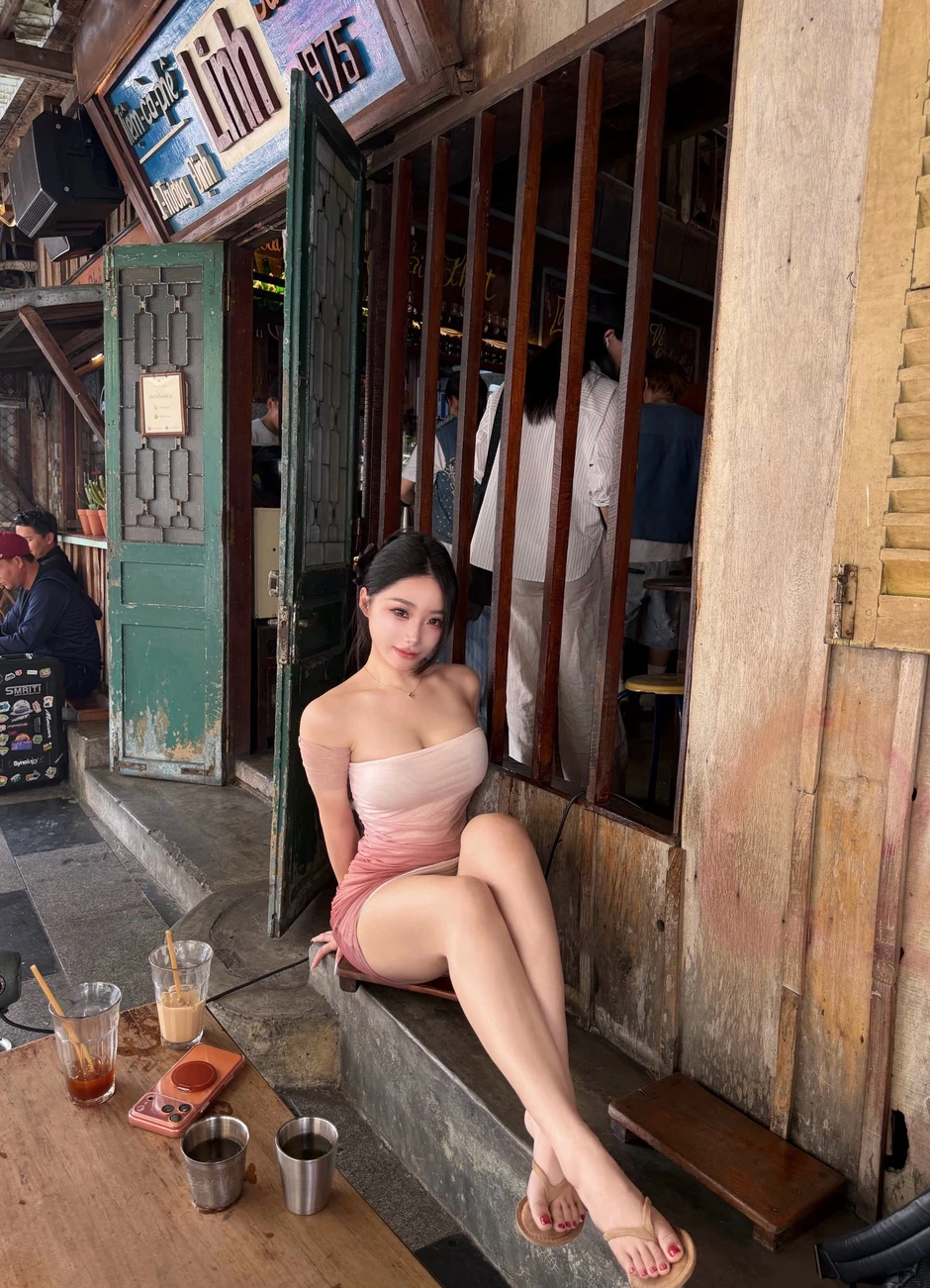 Bất ngờ xuất hiện ở Việt Nam, idol 2.7 triệu follow khiến dân tình "chao đảo"