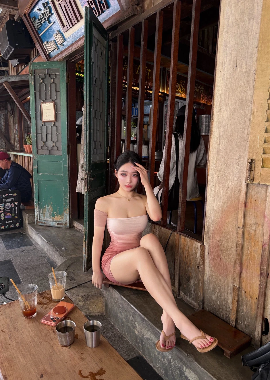 Bất ngờ xuất hiện ở Việt Nam, idol 2.7 triệu follow khiến dân tình "chao đảo"