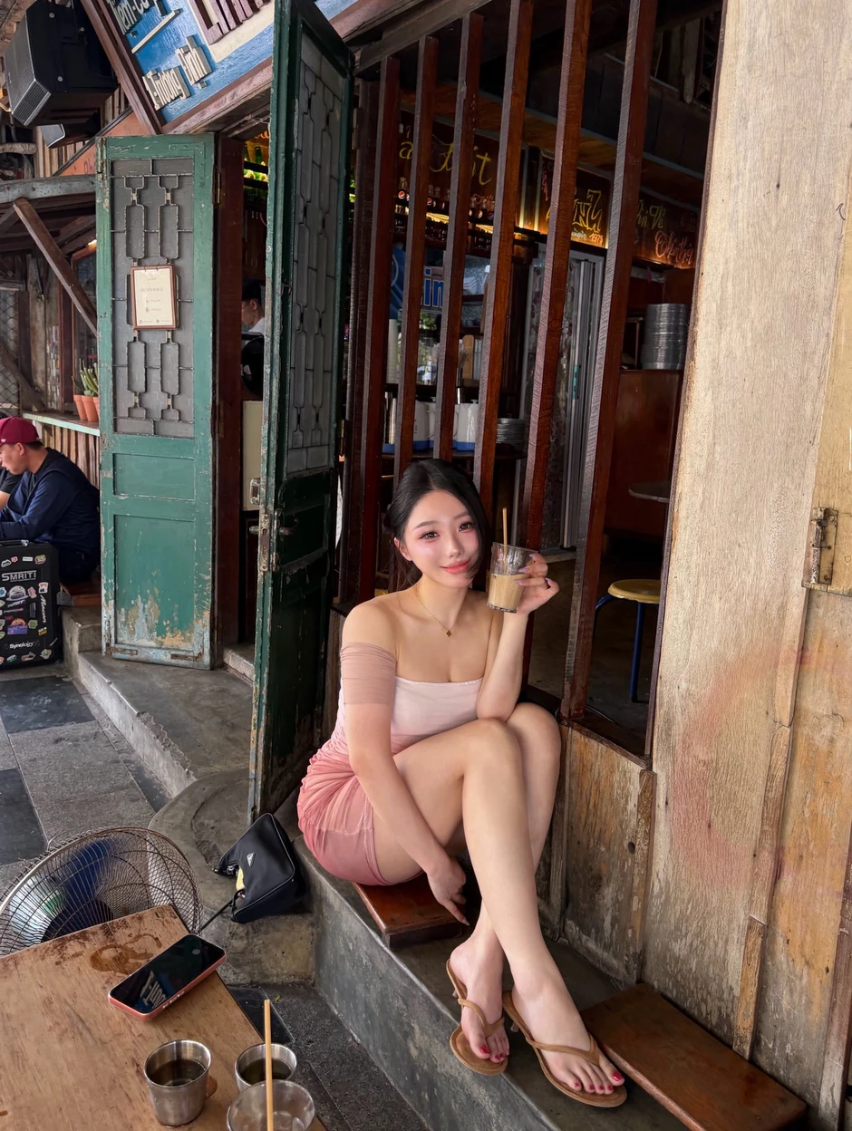 Bất ngờ xuất hiện ở Việt Nam, idol 2.7 triệu follow khiến dân tình "chao đảo"