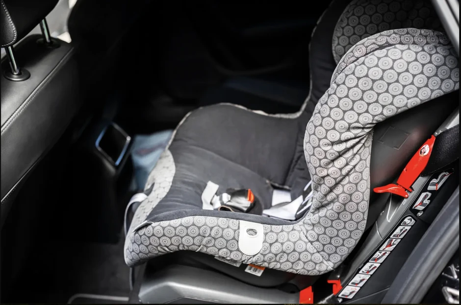 Bé gái gần 2 tuổi tử vong do bị bỏ quên trên ô tô, người cha 32 tuổi bị bắt vì tội giết người