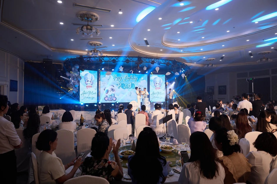 Bé Panda tròn 1 tuổi: Tiệc thôi nôi tổ chức tại dinh thự hoành tráng, màn "chốt mic" của quý tử nhà nữ MC gây sốt