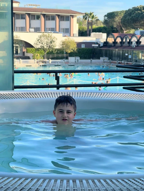 Bé trai 7 tuổi tử vong do bị kẹt trong ống hút bể bơi