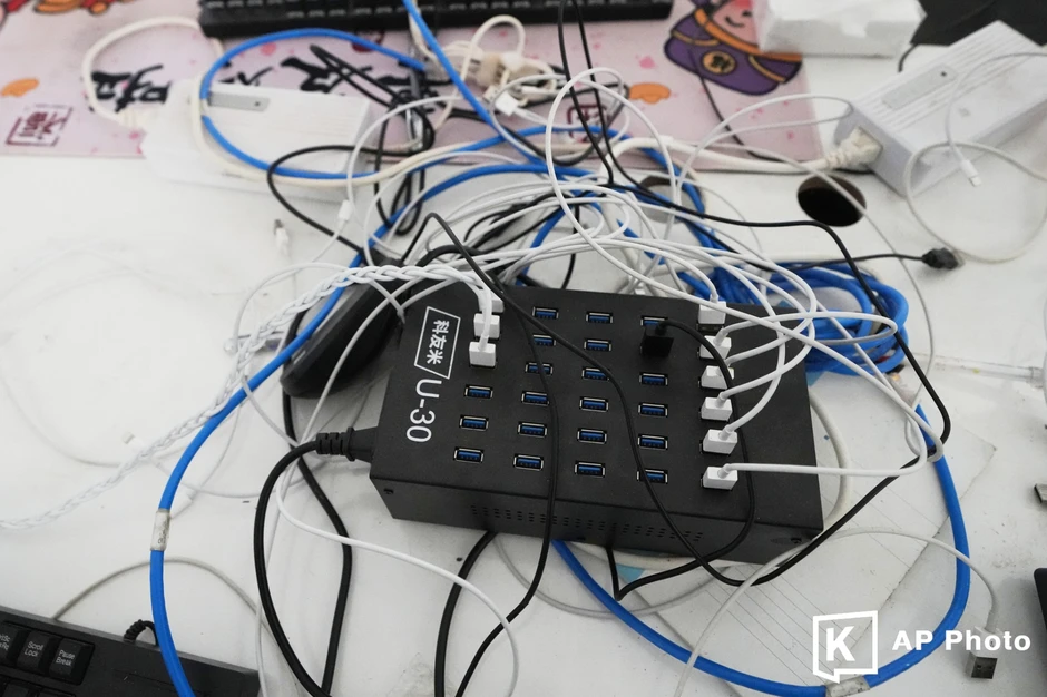 Bên trong hang ổ khổng lồ nơi 10.000 "công nhân" đã lừa đảo người dân toàn cầu: Kịch bản, thẻ SIM vương vãi khắp 29 tòa nhà Bên trong hang ổ khổng lồ nơi 10.000 "công nhân" đã lừa đảo người dân toàn cầu: Kịch bản, thẻ SIM vương vãi khắp 29 tòa nhà