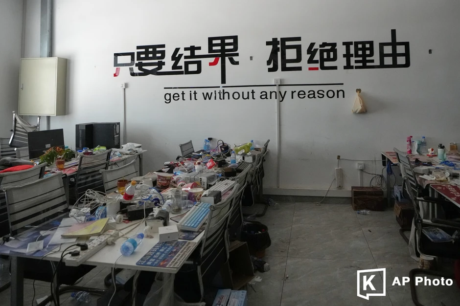 Bên trong hang ổ khổng lồ nơi 10.000 "công nhân" đã lừa đảo người dân toàn cầu: Kịch bản, thẻ SIM vương vãi khắp 29 tòa nhà Bên trong hang ổ khổng lồ nơi 10.000 "công nhân" đã lừa đảo người dân toàn cầu: Kịch bản, thẻ SIM vương vãi khắp 29 tòa nhà