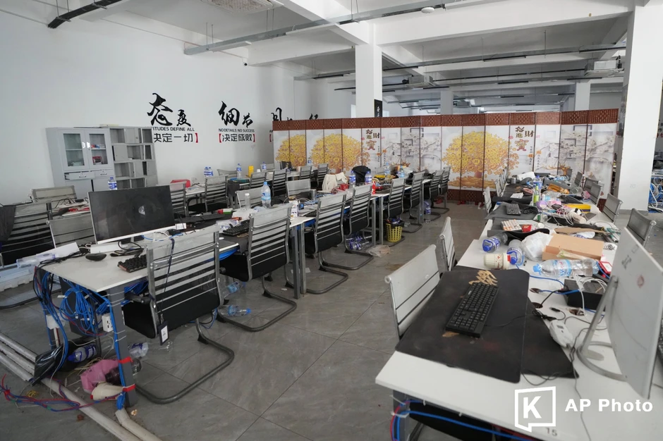 Bên trong hang ổ khổng lồ nơi 10.000 "công nhân" đã lừa đảo người dân toàn cầu: Kịch bản, thẻ SIM vương vãi khắp 29 tòa nhà Bên trong hang ổ khổng lồ nơi 10.000 "công nhân" đã lừa đảo người dân toàn cầu: Kịch bản, thẻ SIM vương vãi khắp 29 tòa nhà