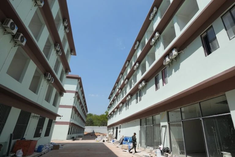 Bên trong hang ổ khổng lồ nơi 10.000 "công nhân" đã lừa đảo người dân toàn cầu: Kịch bản, thẻ SIM vương vãi khắp 29 tòa nhà Bên trong hang ổ khổng lồ nơi 10.000 "công nhân" đã lừa đảo người dân toàn cầu: Kịch bản, thẻ SIM vương vãi khắp 29 tòa nhà