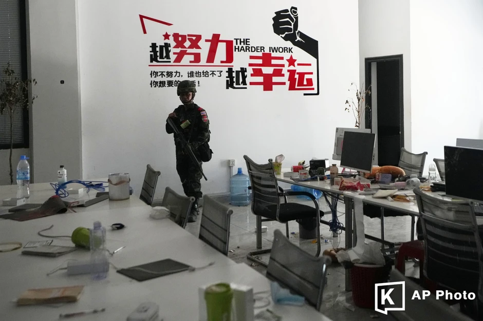 Bên trong hang ổ khổng lồ nơi 10.000 "công nhân" đã lừa đảo người dân toàn cầu: Kịch bản, thẻ SIM vương vãi khắp 29 tòa nhà Bên trong hang ổ khổng lồ nơi 10.000 "công nhân" đã lừa đảo người dân toàn cầu: Kịch bản, thẻ SIM vương vãi khắp 29 tòa nhà