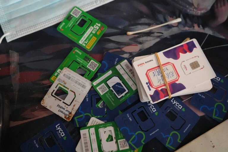 Bên trong hang ổ khổng lồ nơi 10.000 "công nhân" đã lừa đảo người dân toàn cầu: Kịch bản, thẻ SIM vương vãi khắp 29 tòa nhà Bên trong hang ổ khổng lồ nơi 10.000 "công nhân" đã lừa đảo người dân toàn cầu: Kịch bản, thẻ SIM vương vãi khắp 29 tòa nhà