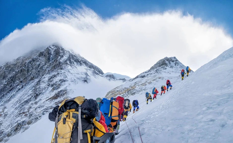 Bên trong “Thung lũng Cầu Vồng” trên đỉnh Everest: Nghĩa địa lộ thiên ám ảnh của những người chinh phục đỉnh núi cao nhất thế giới