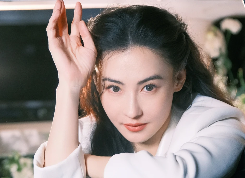 Bị đồn tái hợp Tạ Đình Phong, Trương Bá Chi nói gì mà dân tình bất ngờ?