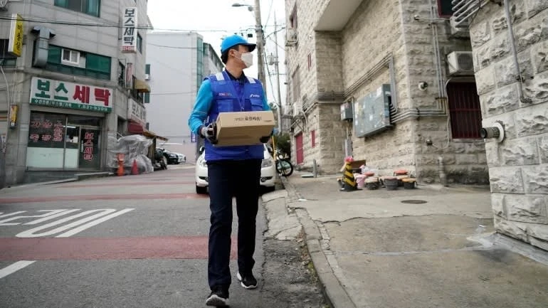 Bi kịch phía sau món chân gà cay giá rẻ trên sàn TMĐT 35 tỷ USD