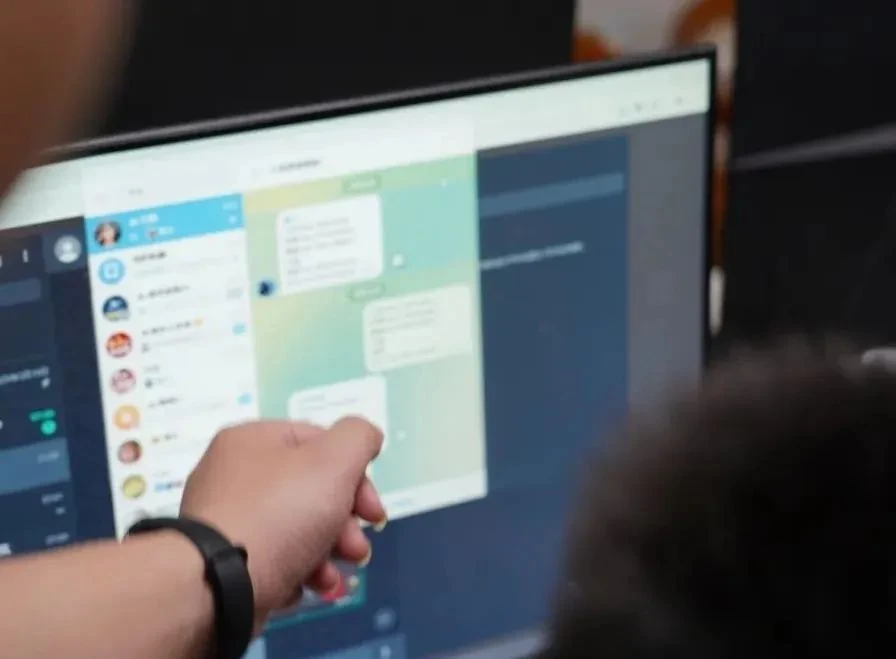 Biết chồng chuyển tiền cho kẻ lừa đảo, vợ mặc kệ vì nghĩ “anh ấy không có tiền", ai dè công an báo tài khoản có 1,5 tỷ đồng Biết chồng chuyển tiền cho kẻ lừa đảo, vợ mặc kệ vì nghĩ “anh ấy không có tiền", ai dè công an báo tài khoản có 1,5 tỷ đồng