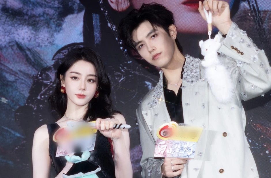 bộ ảnh cưới đáng sợ của Địch Lệ Nhiệt Ba và Trần Phi Vũ