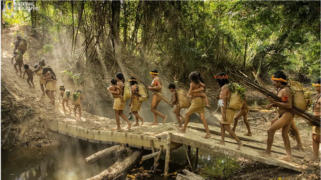 Bộ tộc biệt lập nhất ở Amazon khiến thế giới ngỡ ngàng với hình ảnh người trẻ dùng smartphone nhoay nhoáy Bộ tộc biệt lập nhất ở Amazon khiến thế giới ngỡ ngàng với hình ảnh người trẻ dùng smartphone nhoay nhoáy