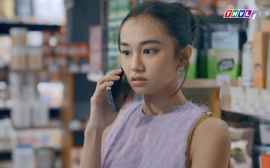 Bóng Ma Hạnh Phúc lộ hạt sạn ngớ ngẩn vô cùng