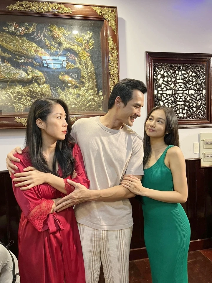 Bóng Ma Hạnh Phúc lộ hạt sạn ngớ ngẩn vô cùng