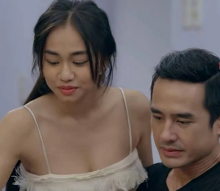 Bóng Ma Hạnh Phúc lộ hạt sạn ngớ ngẩn vô cùng