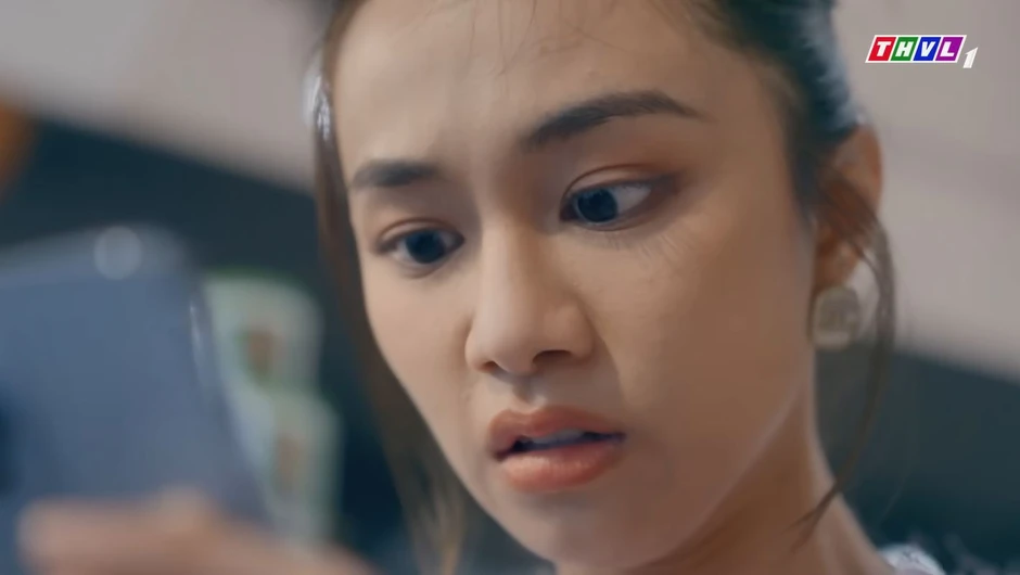 Bóng Ma Hạnh Phúc lộ hạt sạn ngớ ngẩn vô cùng