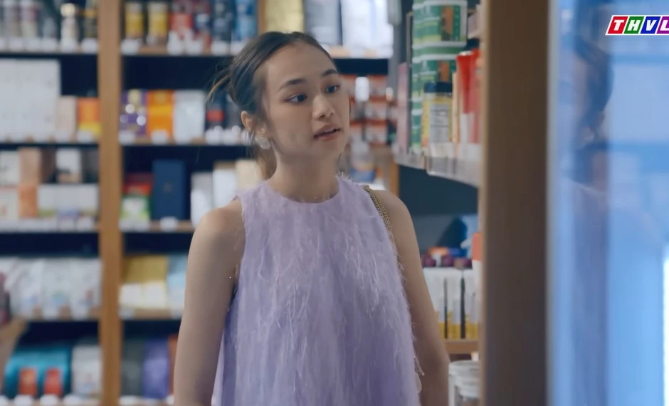 Bóng Ma Hạnh Phúc lộ hạt sạn ngớ ngẩn vô cùng