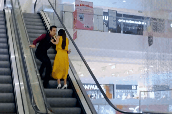 Bóng Ma Hạnh Phúc tình tiết lố bịch chưa từng thấy