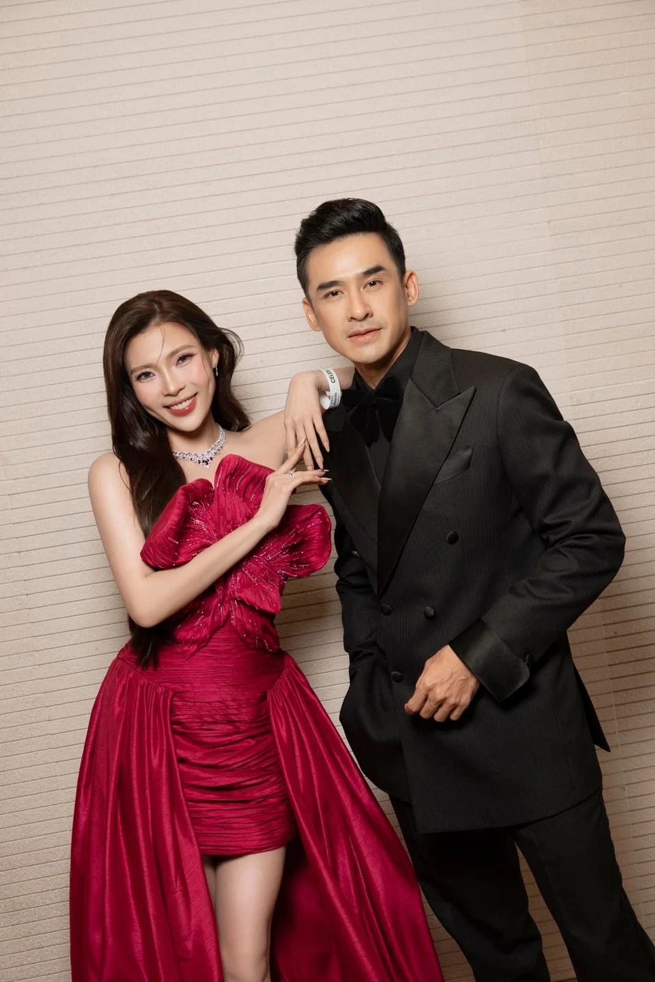 Bóng Ma Hạnh Phúc xài chùa ảnh cưới của cặp đôi nổi tiếng