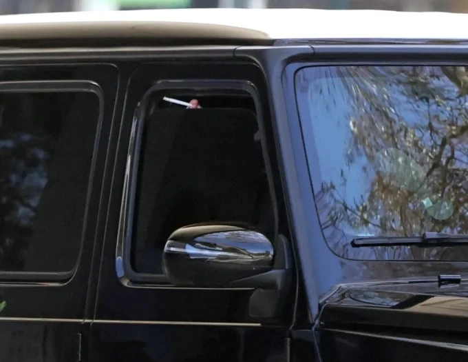 Britney Spears bị chỉ trích khi hút thuốc ở trạm xăng