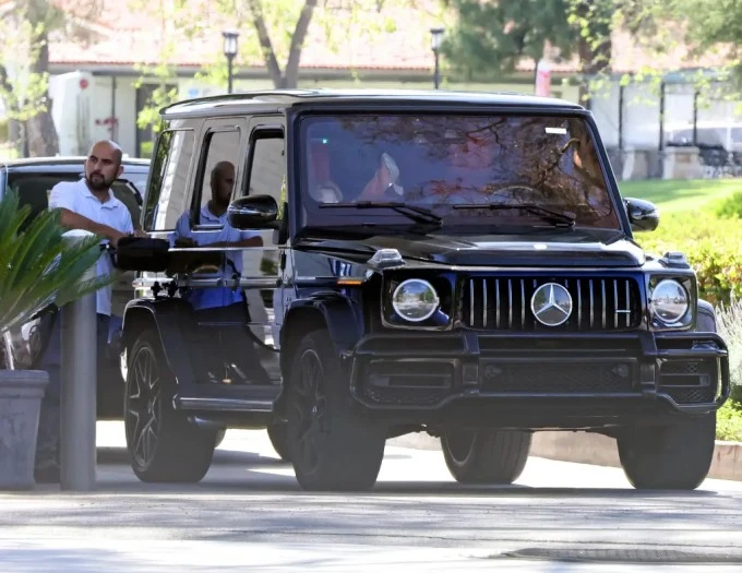 Britney Spears bị chỉ trích khi hút thuốc ở trạm xăng