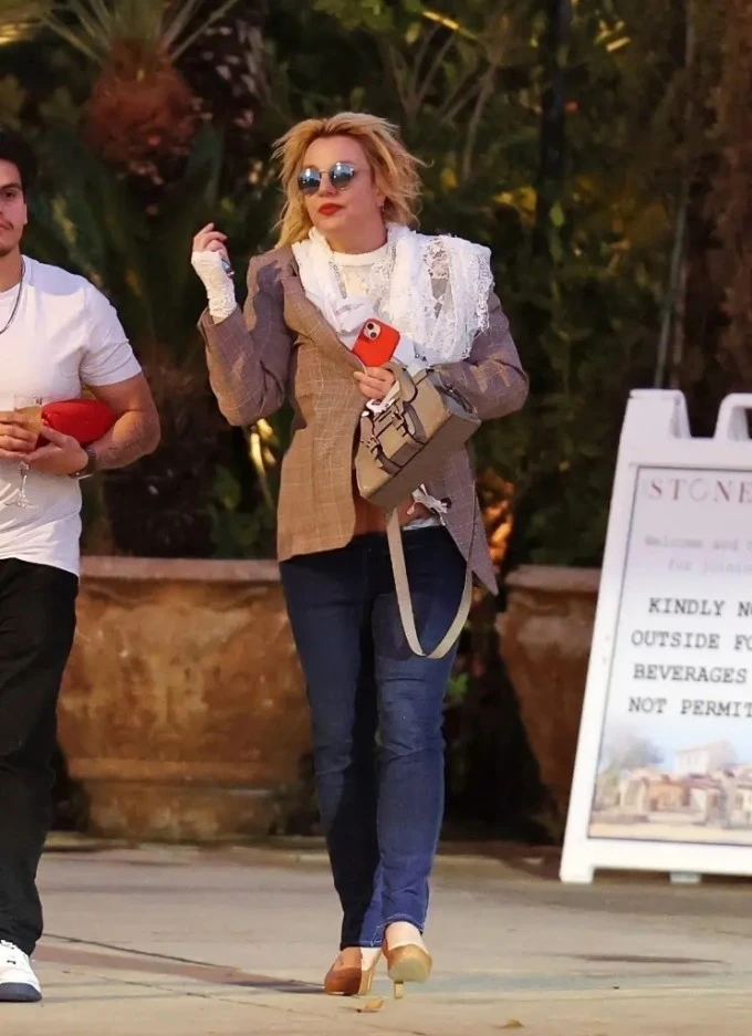 Britney Spears bị chỉ trích khi hút thuốc ở trạm xăng