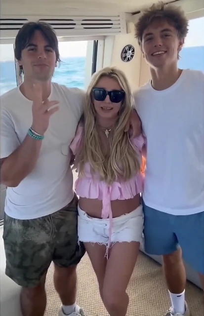 Britney Spears mất quyền nuôi con vào tay chồng cũ, đến nay 2 quý tử có động thái "nịnh nọt" vì muốn bòn rút mẹ?