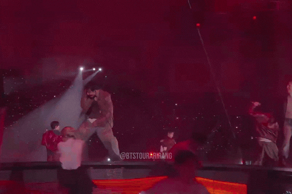 BTS vừa đổ bộ rạp Việt đã chiếm top 1 doanh thu BTS vừa đổ bộ rạp Việt đã chiếm top 1 doanh thu