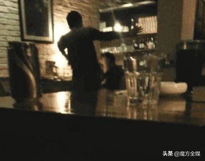 Bức ảnh nam diễn viên giờ vàng đánh ông bầu giữa quán cafe khiến showbiz chấn động, đến nay lý do ẩu đả vẫn gây tranh cãi Bức ảnh nam diễn viên giờ vàng đánh ông bầu giữa quán cafe khiến showbiz chấn động, đến nay lý do ẩu đả vẫn gây tranh cãi