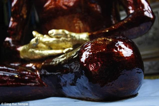 Bức tượng nhà sư mạ vàng 1.000 năm tuổi bất ngờ "hiện nguyên hình" sau khi quét CT: Còn nguyên bộ não và xương