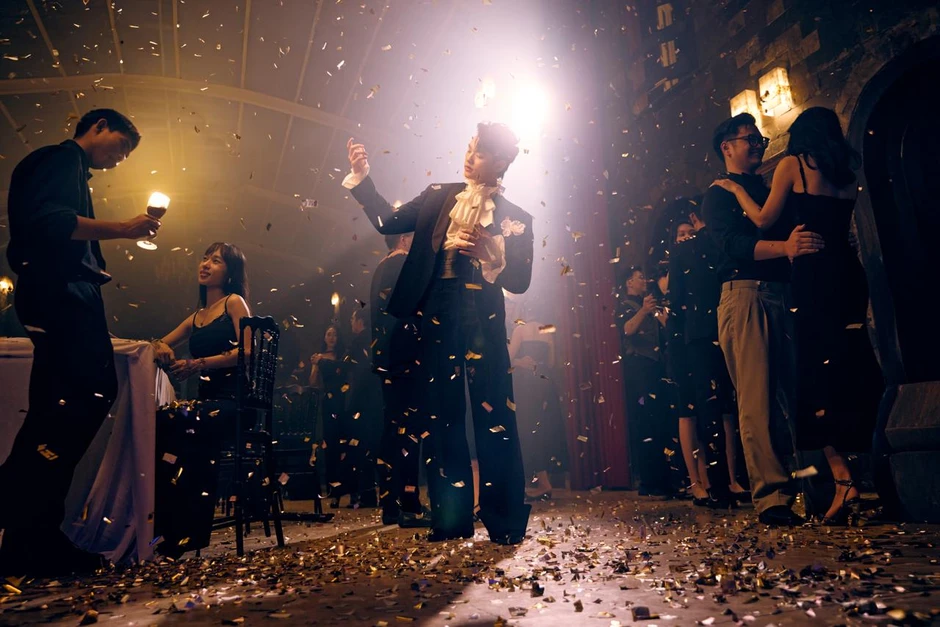 buitruonglinh gặp nguy hiểm, loạng choạng khuỵu gối vấp ngã