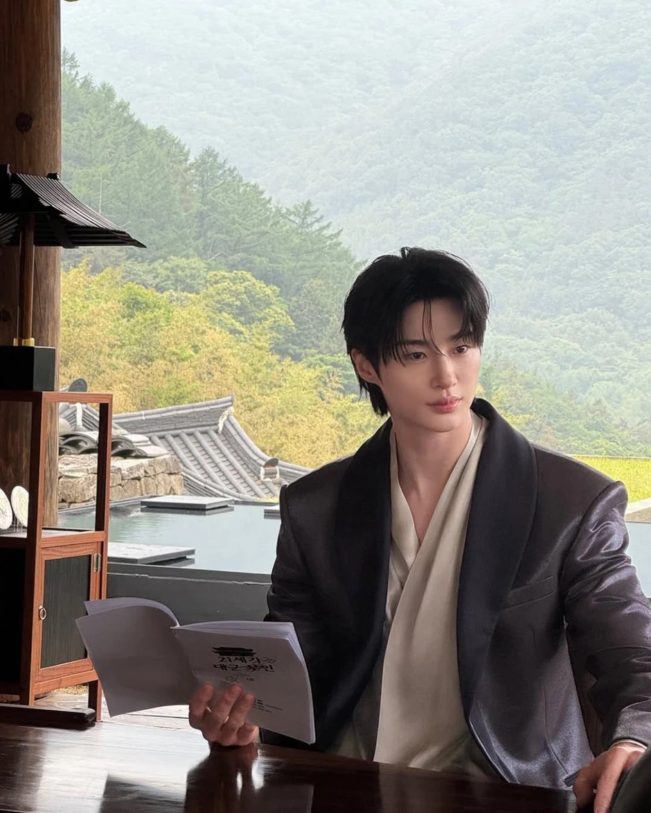 Byeon Woo Seok đơ như robot đang cố thể hiện cảm xúc