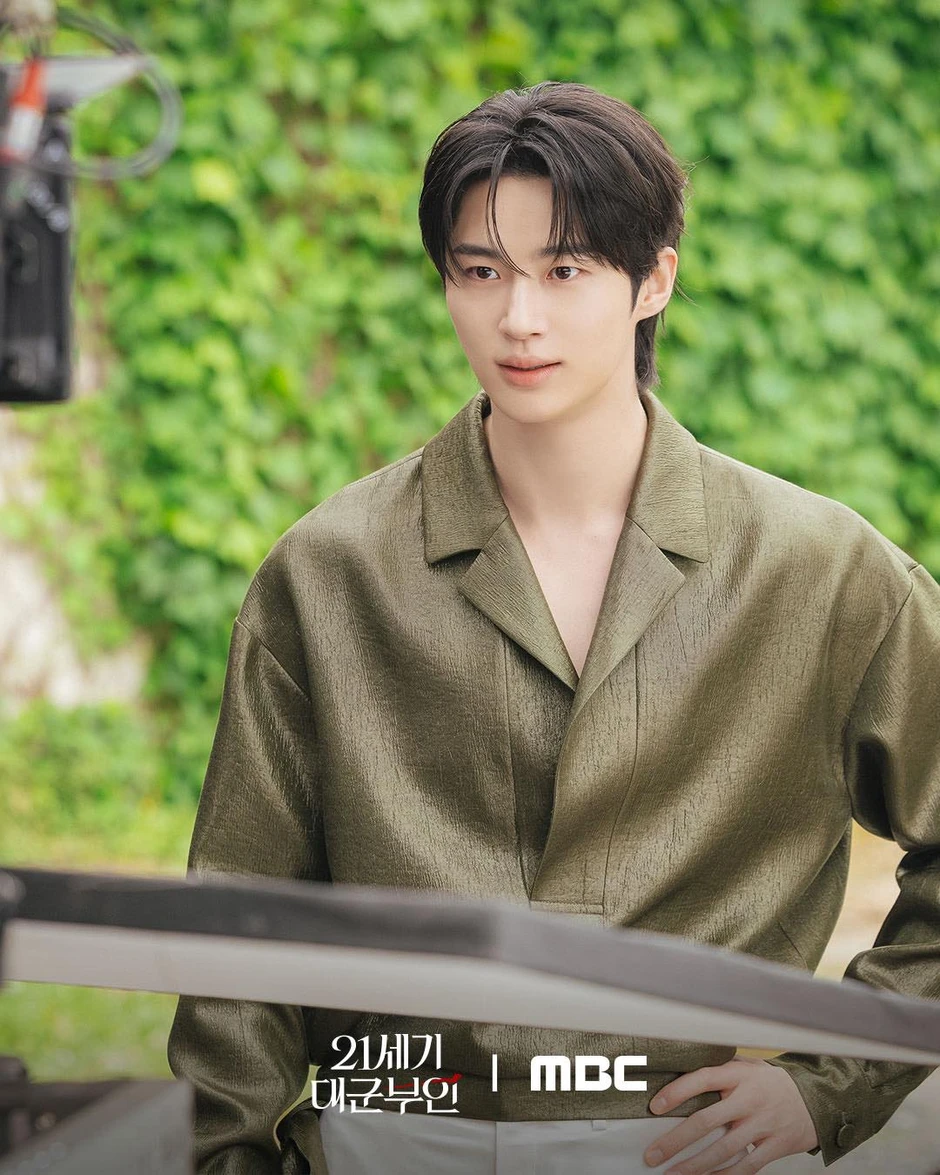 Byeon Woo Seok đơ như robot đang cố thể hiện cảm xúc