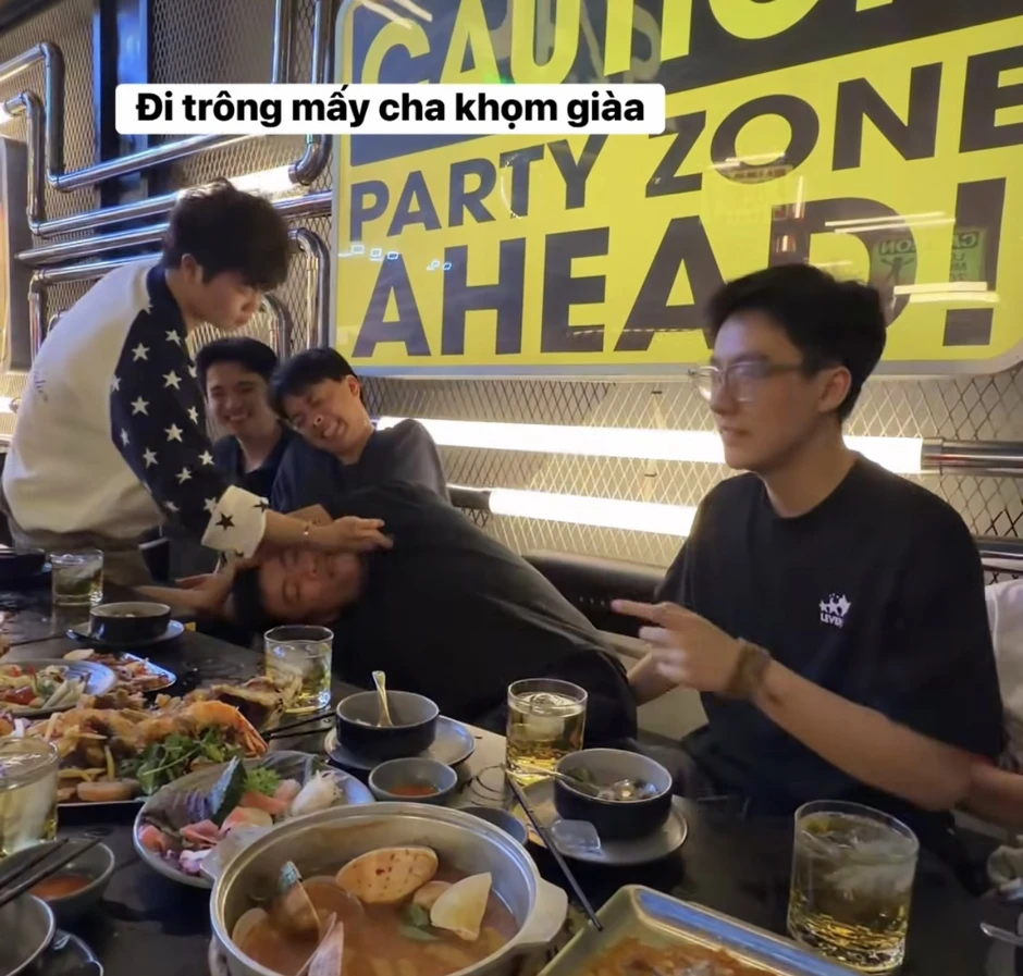 Cả bầu trời thanh xuân ùa về: Đội hình Team Flash huyền thoại bất ngờ hội tụ rôm rả