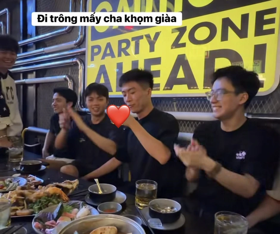 Cả bầu trời thanh xuân ùa về: Đội hình Team Flash huyền thoại bất ngờ hội tụ rôm rả