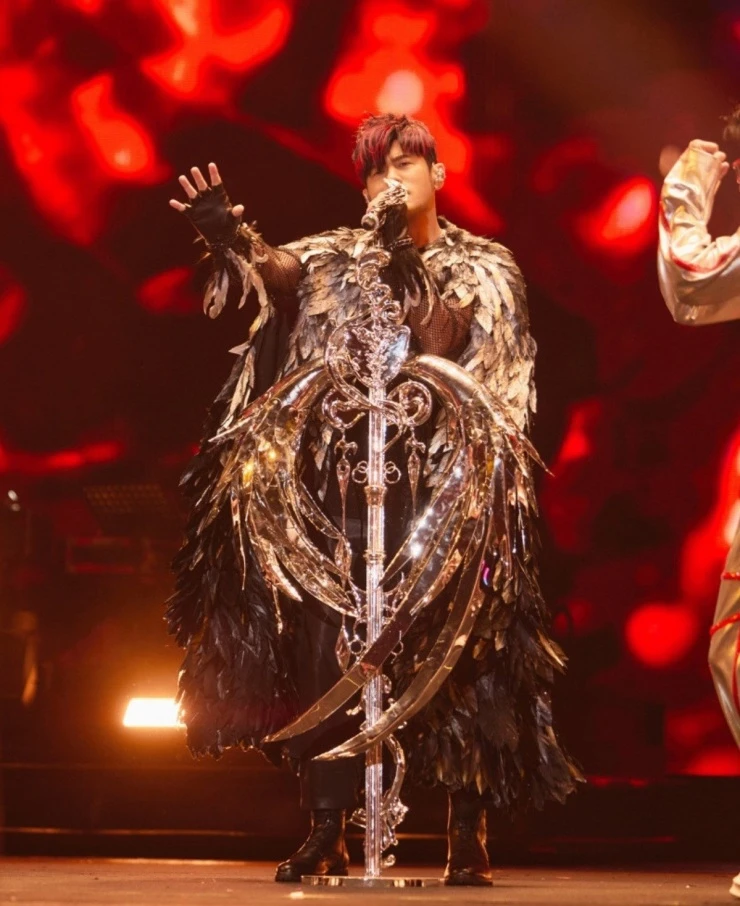 Ca sĩ Châu Kiệt Luân chi 400 tỷ đồng, mang robot 14m lên sân khấu