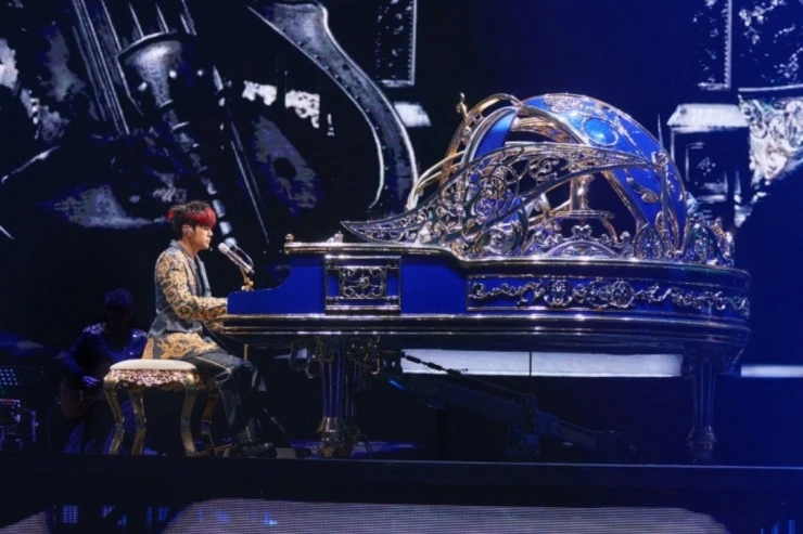 Ca sĩ Châu Kiệt Luân chi 400 tỷ đồng, mang robot 14m lên sân khấu