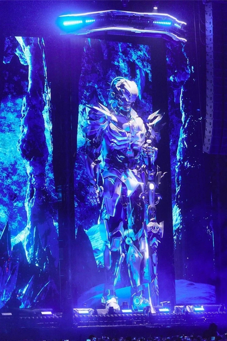 Ca sĩ Châu Kiệt Luân chi 400 tỷ đồng, mang robot 14m lên sân khấu