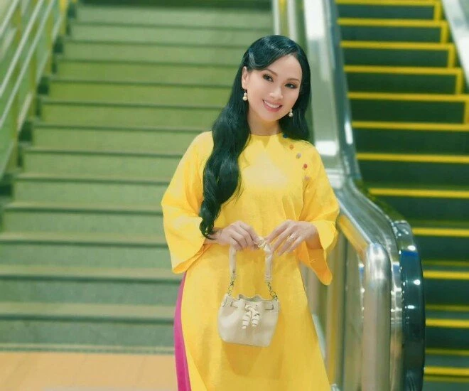 Ca sĩ Hà Phương lấy tỷ phú: "Áp lực chứ, chồng thành đạt thì cũng nhiều bóng hồng vây quanh" Ca sĩ Hà Phương lấy tỷ phú: "Áp lực chứ, chồng thành đạt thì cũng nhiều bóng hồng vây quanh"