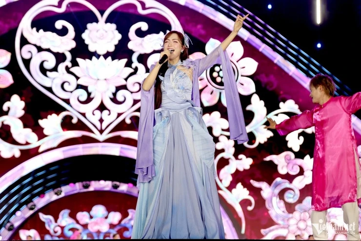Ca sĩ Hòa Minzy ngồi trên vòng bay lượn hát trước 50.000 nghìn khán giả
