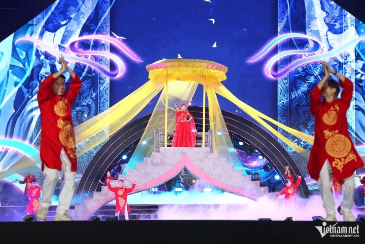 Ca sĩ Hòa Minzy ngồi trên vòng bay lượn hát trước 50.000 nghìn khán giả