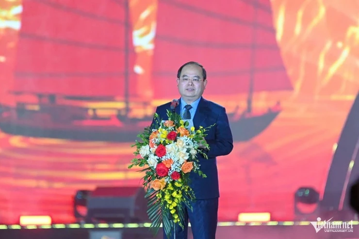 Ca sĩ Hòa Minzy ngồi trên vòng bay lượn hát trước 50.000 nghìn khán giả