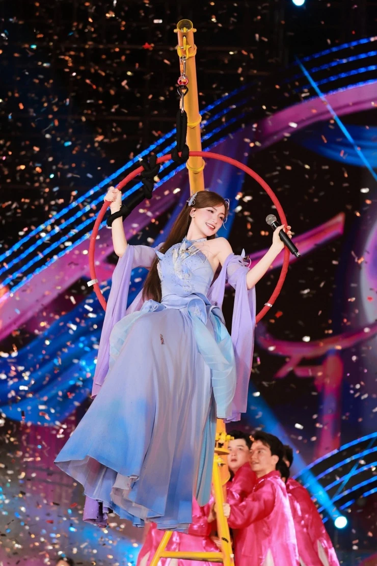 Ca sĩ Hòa Minzy ngồi trên vòng bay lượn hát trước 50.000 nghìn khán giả