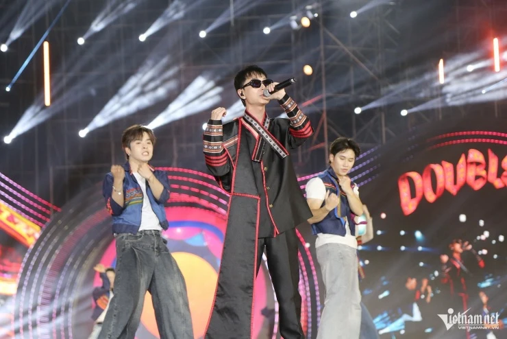 Ca sĩ Hòa Minzy ngồi trên vòng bay lượn hát trước 50.000 nghìn khán giả