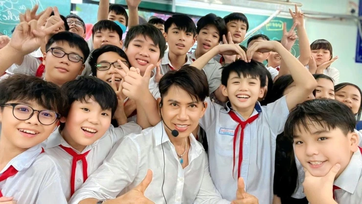 Ca sĩ Mưa bụi nổi tiếng Việt Nam là thầy giáo dạy Toán suốt 40 năm